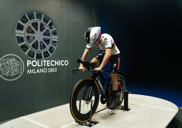 remco_wind_tunnel_cover_desk.jpg